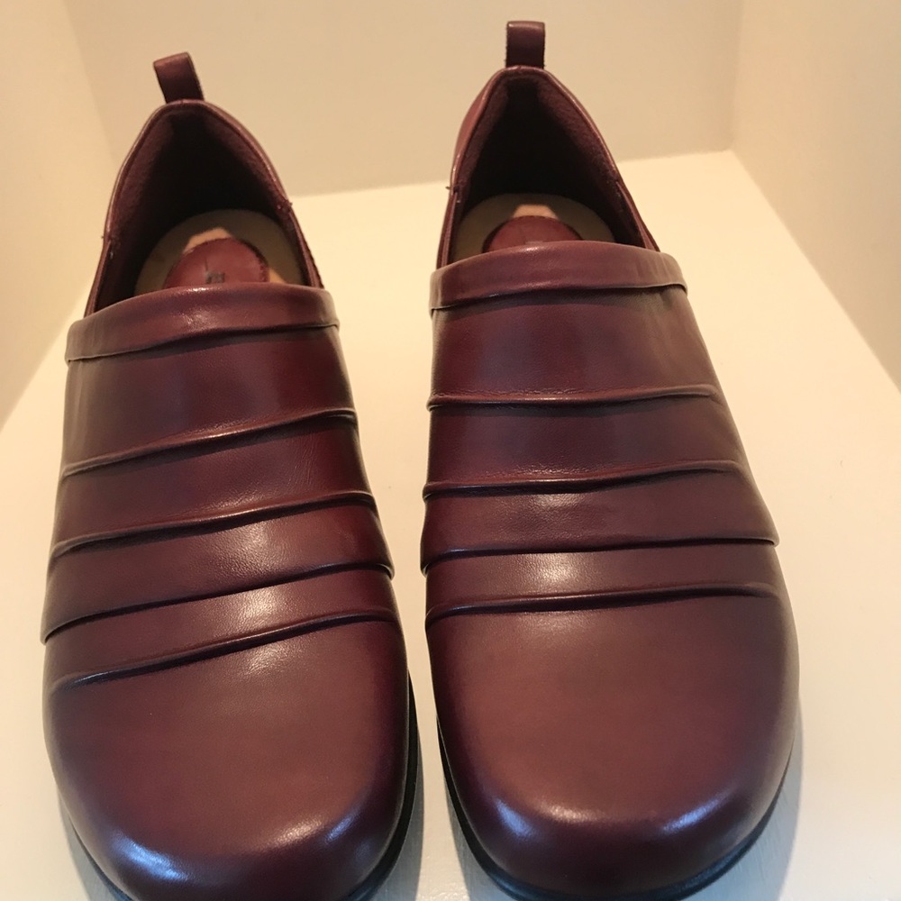 BRAND NEW Earth Burgundy Leather Ankle Shootie - Picture 2 of 5
